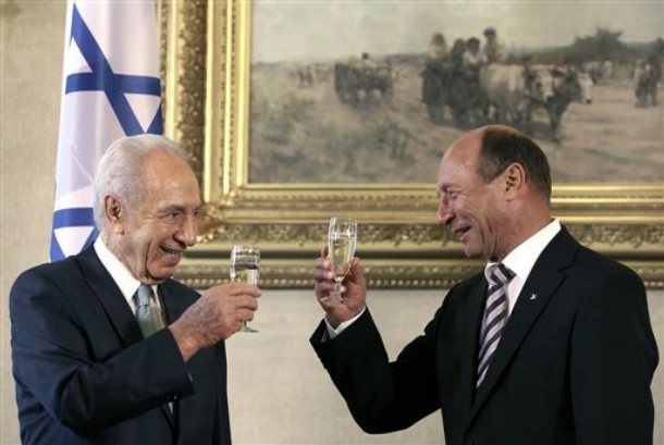 President Peres and President Basescu toast in Bucharest, 12 August 2010
