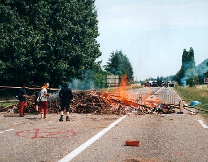 The front of the blockade with French police with water cannon.