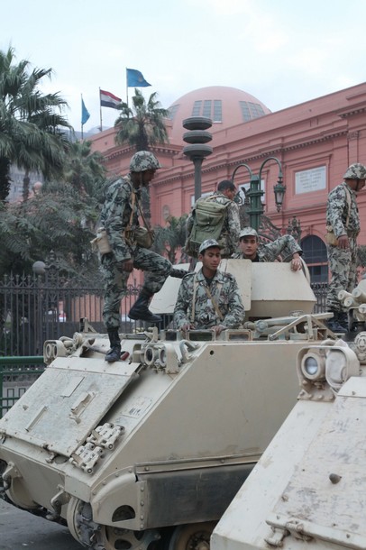 Egyptian soldiers stand guard in front of the National Museum in Cairo, 29/01/11
